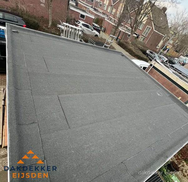 Nieuwe bitumen dakbedekking op plat dak van garage in Eijsden Nieuwe bitumen dakbedekking op plat dak van garage in Eijsden