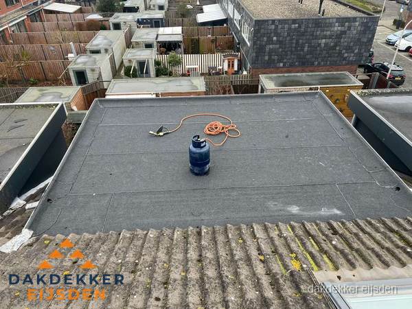 Dakrenovatie afgerond met nieuwe bitumen dakbedekking in Eijsden Dakrenovatie afgerond met nieuwe bitumen dakbedekking in Eijsden