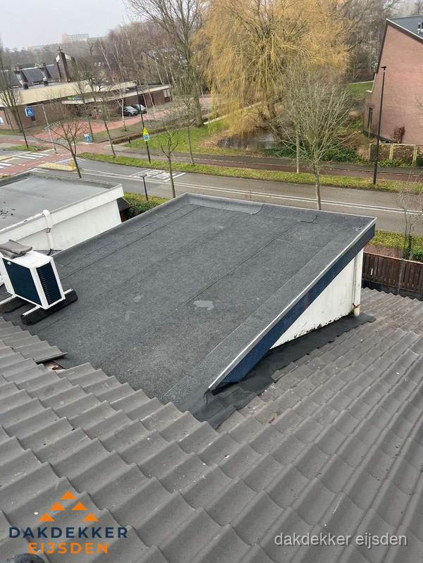 Plat dak met bitumen dakbedekking naast schuin pannendak in Eijsden Plat dak met bitumen dakbedekking naast schuin pannendak in Eijsden