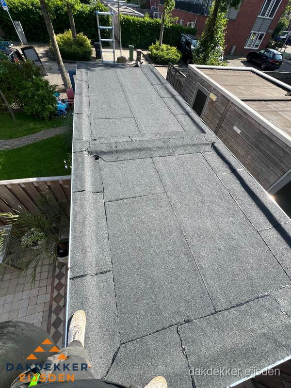 Bitumen plat dak rijtjeswoning vanuit dakdekker perspectief in Eijsden Bitumen plat dak rijtjeswoning vanuit dakdekker perspectief in Eijsden