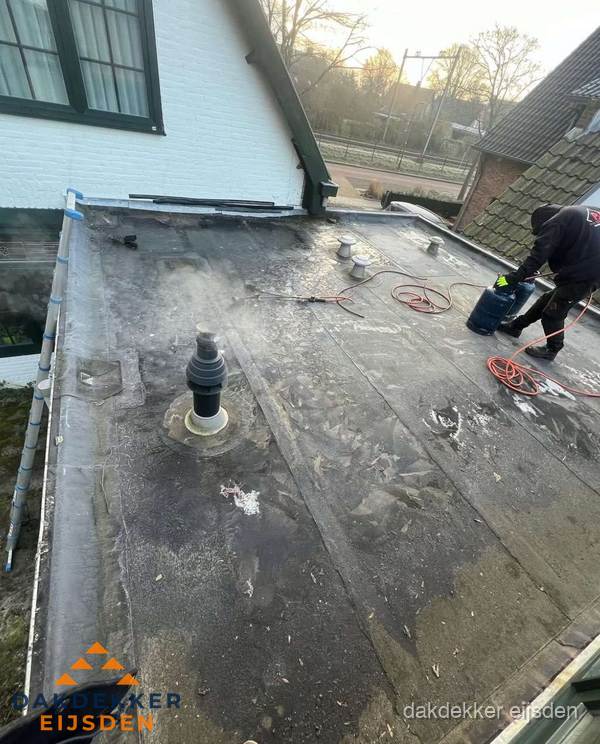 Dakdekker verhelpt daklekkage op plat dak in Eijsden Dakdekker verhelpt daklekkage op plat dak in Eijsden