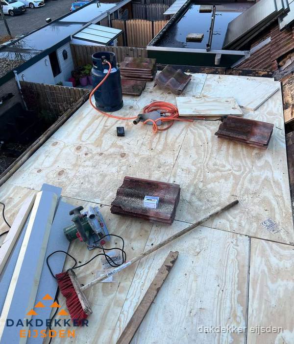 Dakreparatie werkzaamheden op plat dak met gereedschap in Eijsden Dakreparatie werkzaamheden op plat dak met gereedschap in Eijsden
