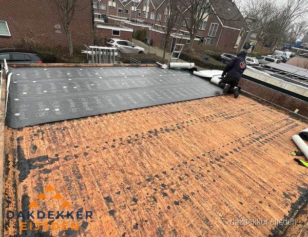 Dakdekker legt onderlaag op plat dak met houten constructie in Eijsden Dakdekker legt onderlaag op plat dak met houten constructie in Eijsden