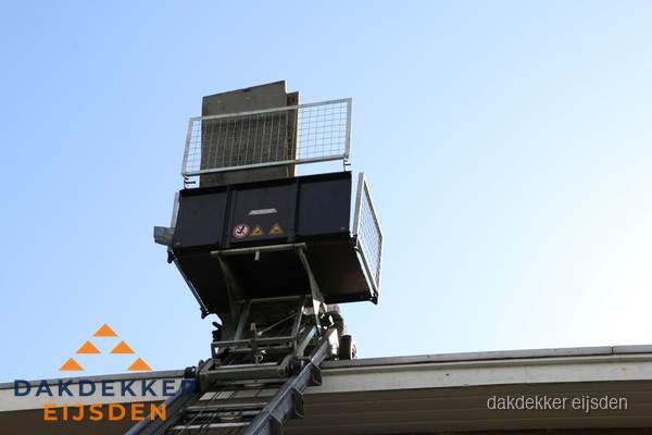 Dakdekkerslift voor materiaal transport bij dakwerkzaamheden in Eijsden Dakdekkerslift voor materiaal transport bij dakwerkzaamheden in Eijsden